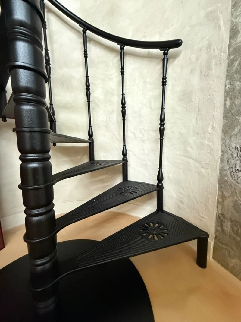 Casa Padrino Gusseisen Wendeltreppe Schwarz Ø 155 x H. 300 cm - Rustikale Spiraltreppe mit 15 Stufen - Massive Gusseisen Treppe