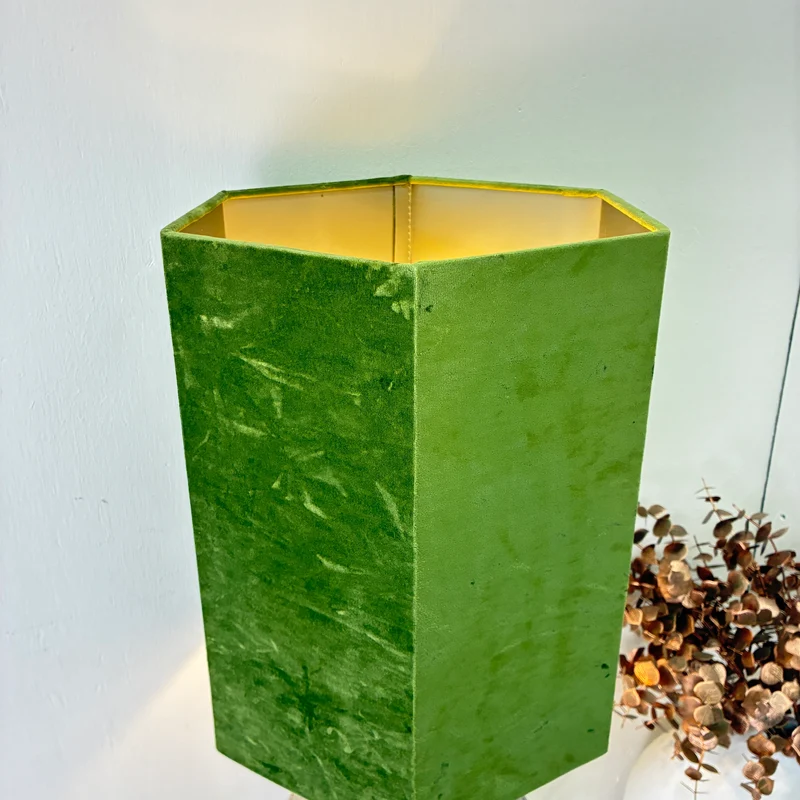 Thomas Klotz Thomas Klotz Upcycling Tischlampe Urnen-Fuß Silber & Grüner Samtschirm Unikat Lampe