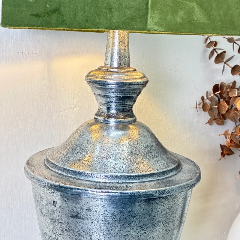 Thomas Klotz Thomas Klotz Upcycling Tischlampe Urnen-Fuß Silber & Grüner Samtschirm Unikat Lampe