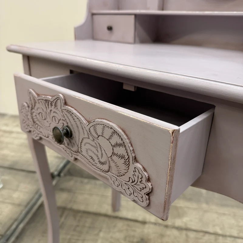 Thomas Klotz Upcycling Schminktisch „Alice im Wunderland“ Zartlila Lavendel Design Unikat