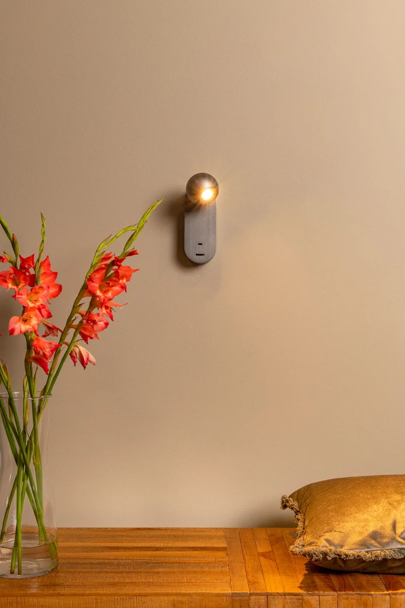 LED-Wandleuchte Montana mit CCT und USB-C-Ladeanschluss