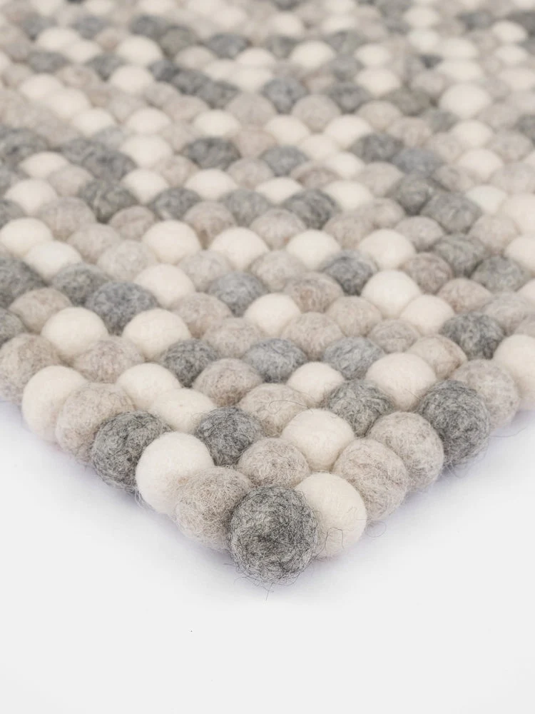 Filzkugel Sitzauflage Hella 36x36 cm|Multi-Natur hell|von myfelt