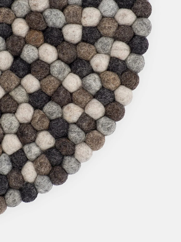 Filzkugel Sitzauflage Néla Rund|Multi-Natur dunkel|von myfelt|Ø36cm