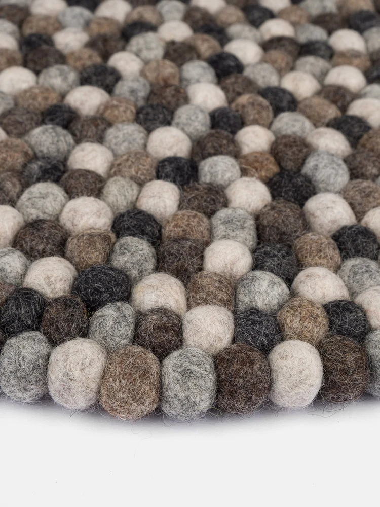 Filzkugel Sitzauflage Néla Rund|Multi-Natur dunkel|von myfelt|Ø36cm