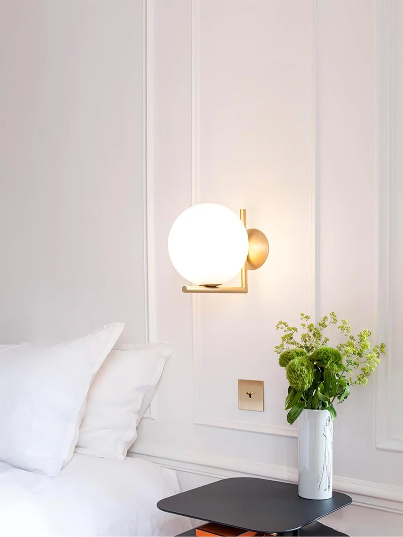 Wandlamp Geblazen Glas Opaline Bol Minimalistische Verlichting Zwart Goud Scandinavisch Design Sfeerlicht | Sansoti