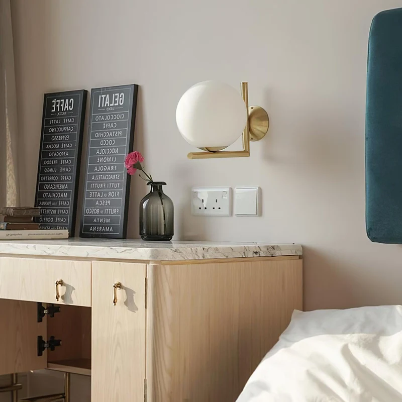 Wandlamp Geblazen Glas Opaline Bol Minimalistische Verlichting Zwart Goud Scandinavisch Design Sfeerlicht | Sansoti