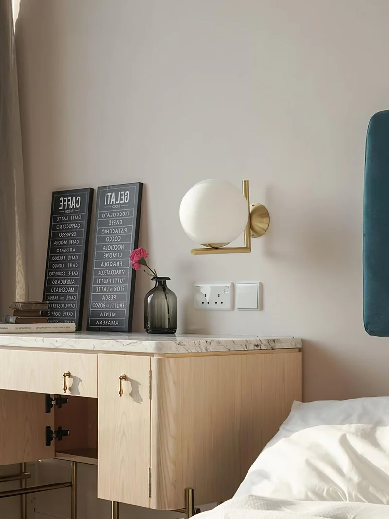Wandlamp Geblazen Glas Opaline Bol Minimalistische Verlichting Zwart Goud Scandinavisch Design Sfeerlicht | Sansoti