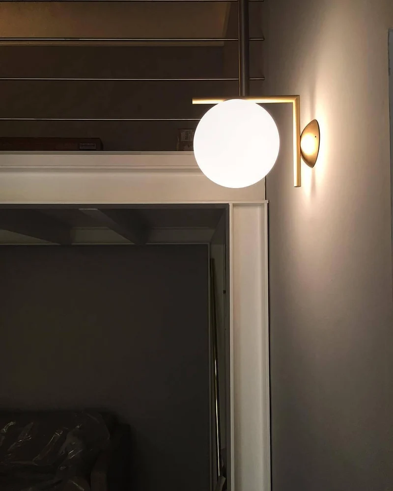 Wandlamp Geblazen Glas Opaline Bol Minimalistische Verlichting Zwart Goud Scandinavisch Design Sfeerlicht | Sansoti