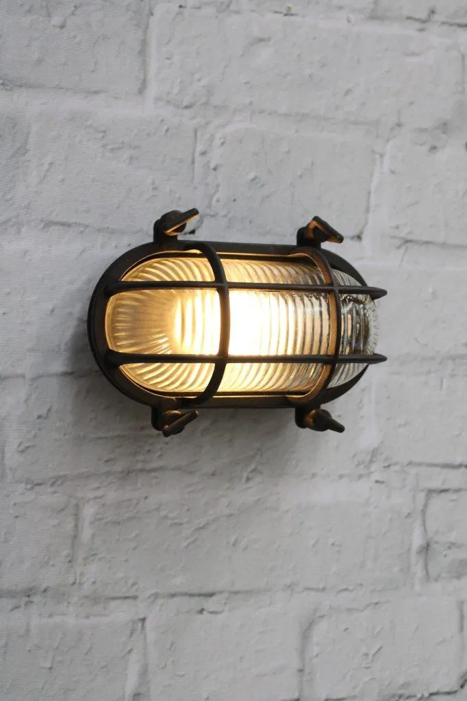 Ovale Buitenwandlamp met Beschermkooi en Geribbeld Glas – Vintage Nautisch Design – IP64 Waterdicht | Sansoti
