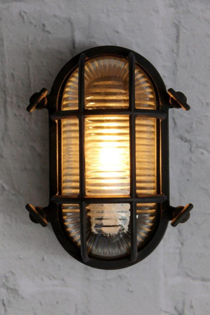 Ovale Buitenwandlamp met Beschermkooi en Geribbeld Glas – Vintage Nautisch Design – IP64 Waterdicht | Sansoti