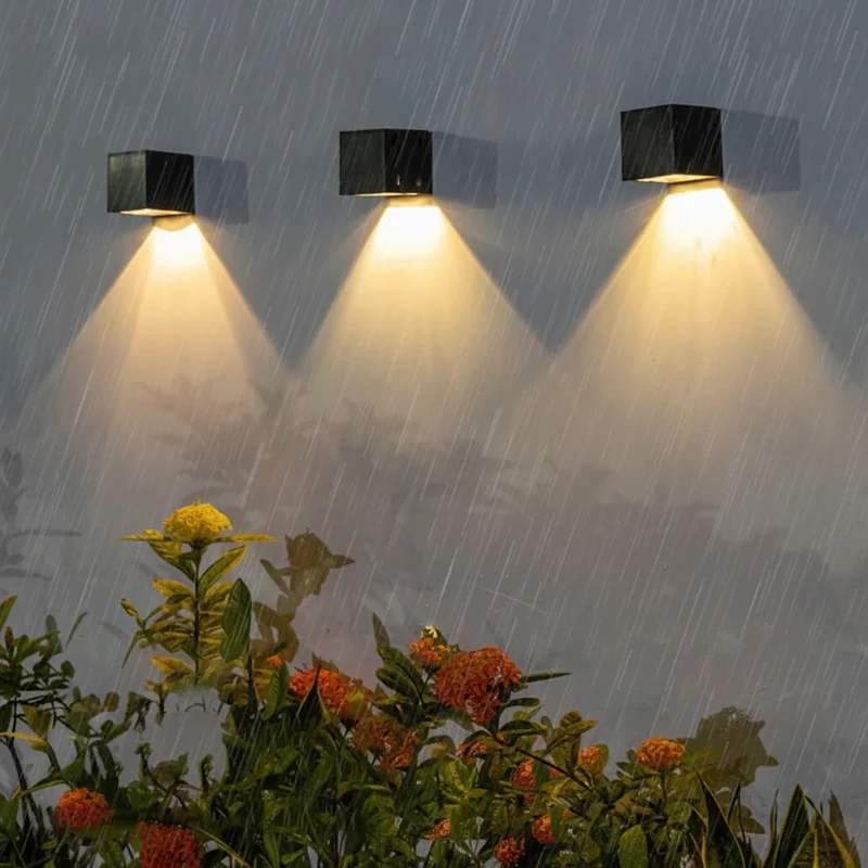 Vierkante Solarwandlamp ABS 8x8cm Warmwit LED Buitenverlichting Tuinpad Terras IP65 Oplaadbaar Waterdicht | Sansoti