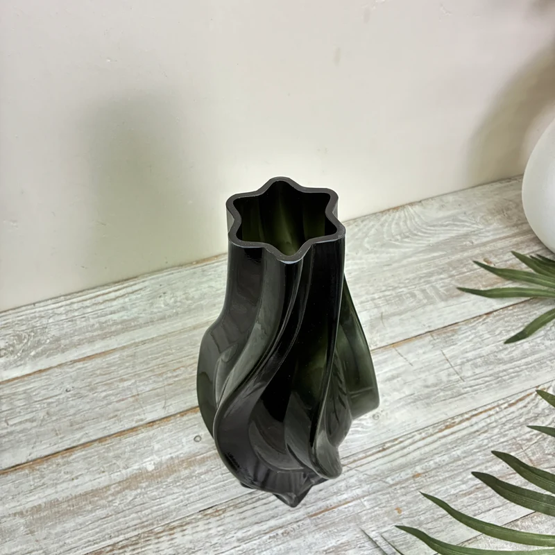 PTMD Florence Vase Schwarz Dunkelgrün Glas Tischvase Gedrehte Form Deko
