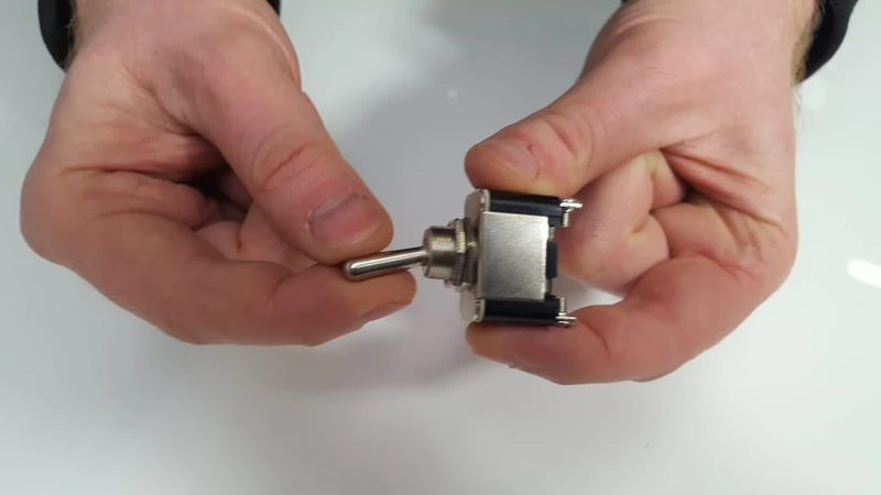 EIN/AUS-Kippschalter aus Metall mit Schraubklemmen