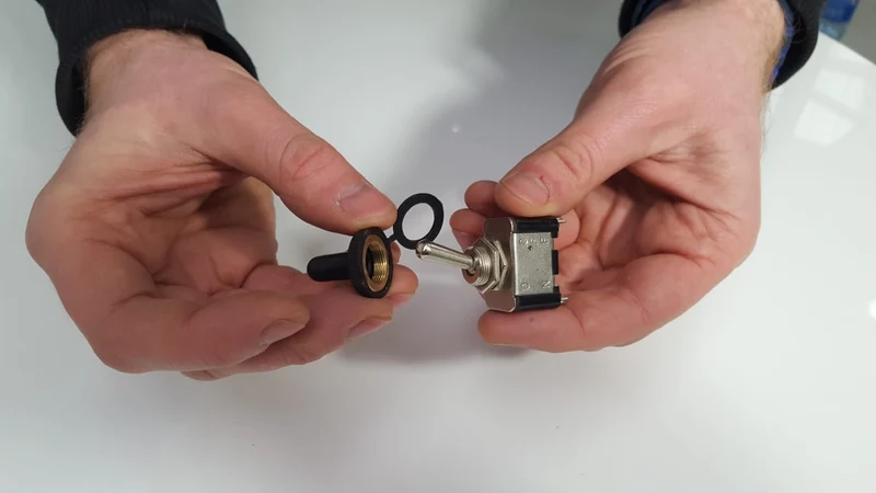 EIN/AUS-Kippschalter aus Metall mit Schraubklemmen