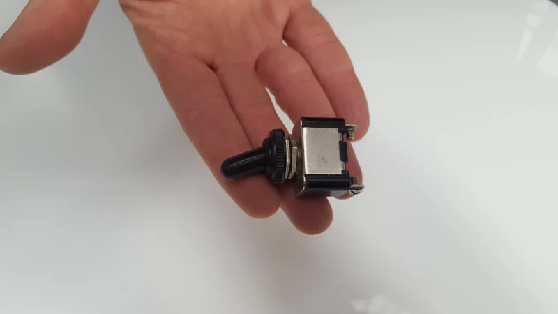 EIN/AUS-Kippschalter aus Metall mit Schraubklemmen