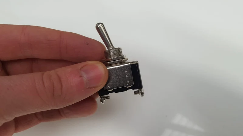 Kippschalter aus Metall mit Schraubklemmen / Momentan EIN