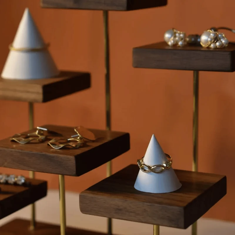 Sieradenstandaard Notenhout met Messing Trappen Display Organizer voor Horloges Ringen Oorbellen Webshop | Sansoti