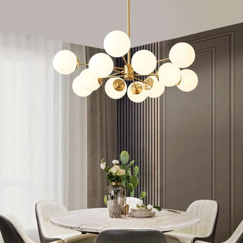 Moderne tweelaagse sputnik kroonluchter met 12 opaal glazen bollen in messing afwerking – mid century design hanglamp 90 cm | Sansoti