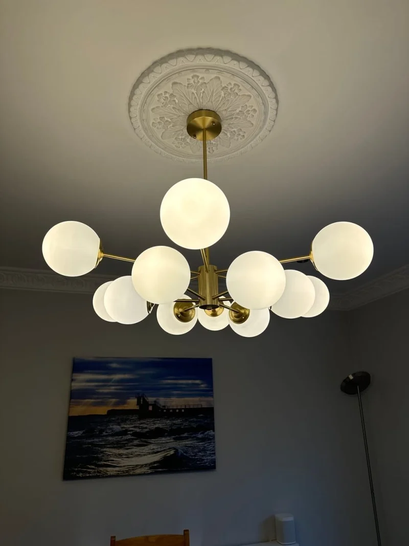 Moderne tweelaagse sputnik kroonluchter met 12 opaal glazen bollen in messing afwerking – mid century design hanglamp 90 cm | Sansoti