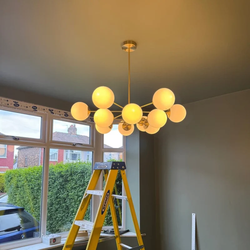 Moderne tweelaagse sputnik kroonluchter met 12 opaal glazen bollen in messing afwerking – mid century design hanglamp 90 cm | Sansoti
