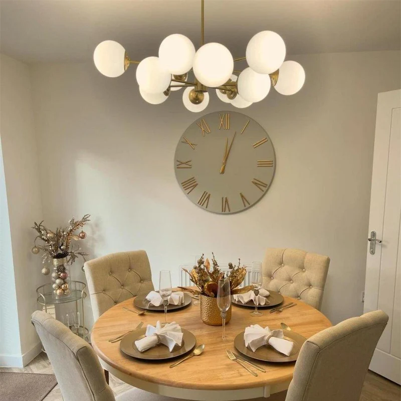 Moderne tweelaagse sputnik kroonluchter met 12 opaal glazen bollen in messing afwerking – mid century design hanglamp 90 cm | Sansoti