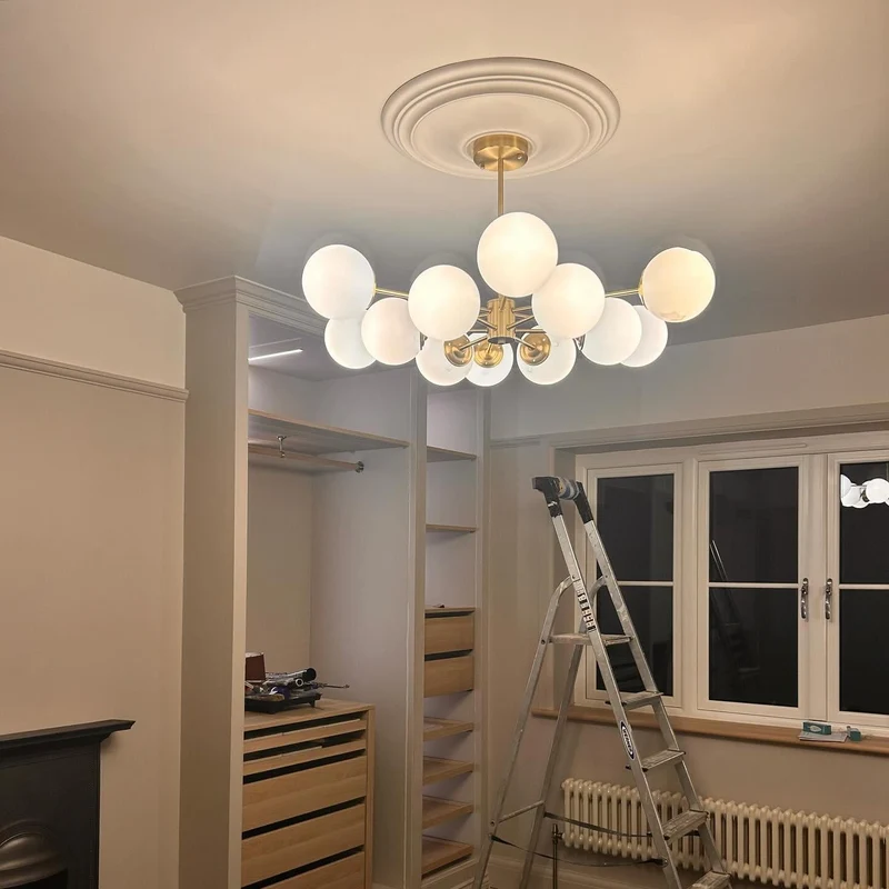 Moderne tweelaagse sputnik kroonluchter met 12 opaal glazen bollen in messing afwerking – mid century design hanglamp 90 cm | Sansoti
