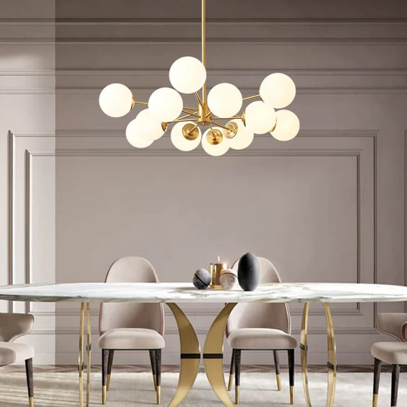 Moderne tweelaagse sputnik kroonluchter met 12 opaal glazen bollen in messing afwerking – mid century design hanglamp 90 cm | Sansoti