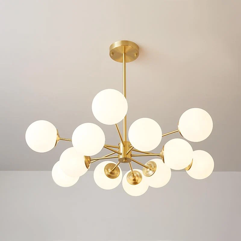 Moderne tweelaagse sputnik kroonluchter met 12 opaal glazen bollen in messing afwerking – mid century design hanglamp 90 cm | Sansoti