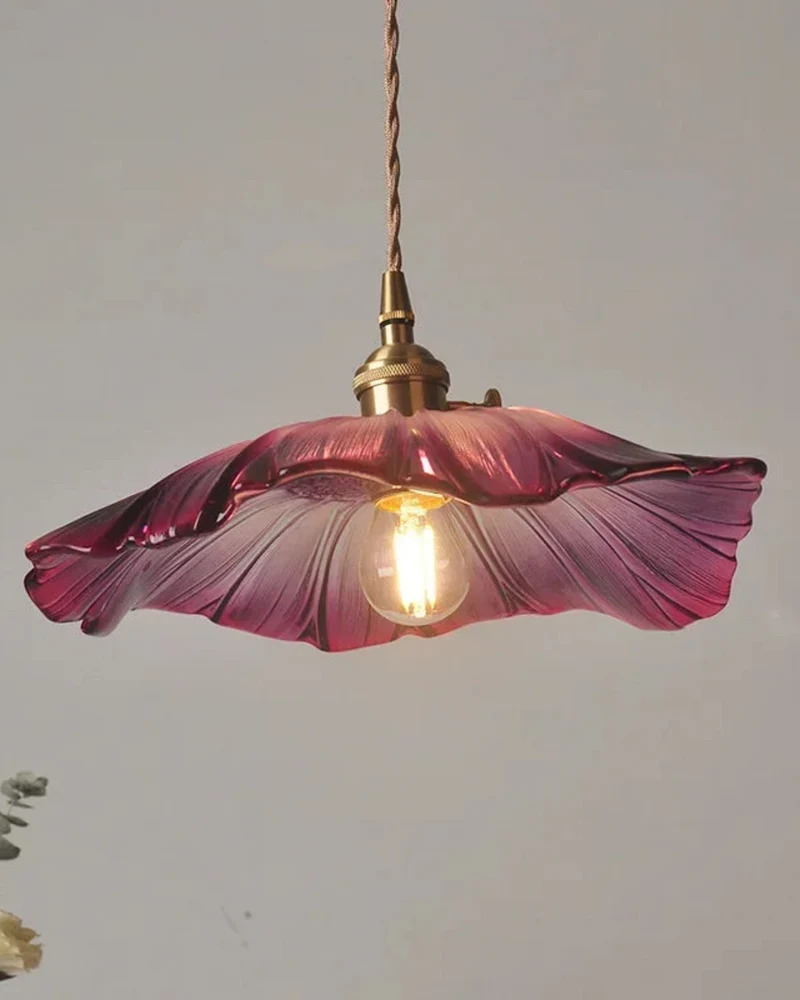 Sculpturale glazen hanglamp met messing fitting en warm licht – artistieke design plafondlamp voor eetkamer en woonkamer | Sansoti