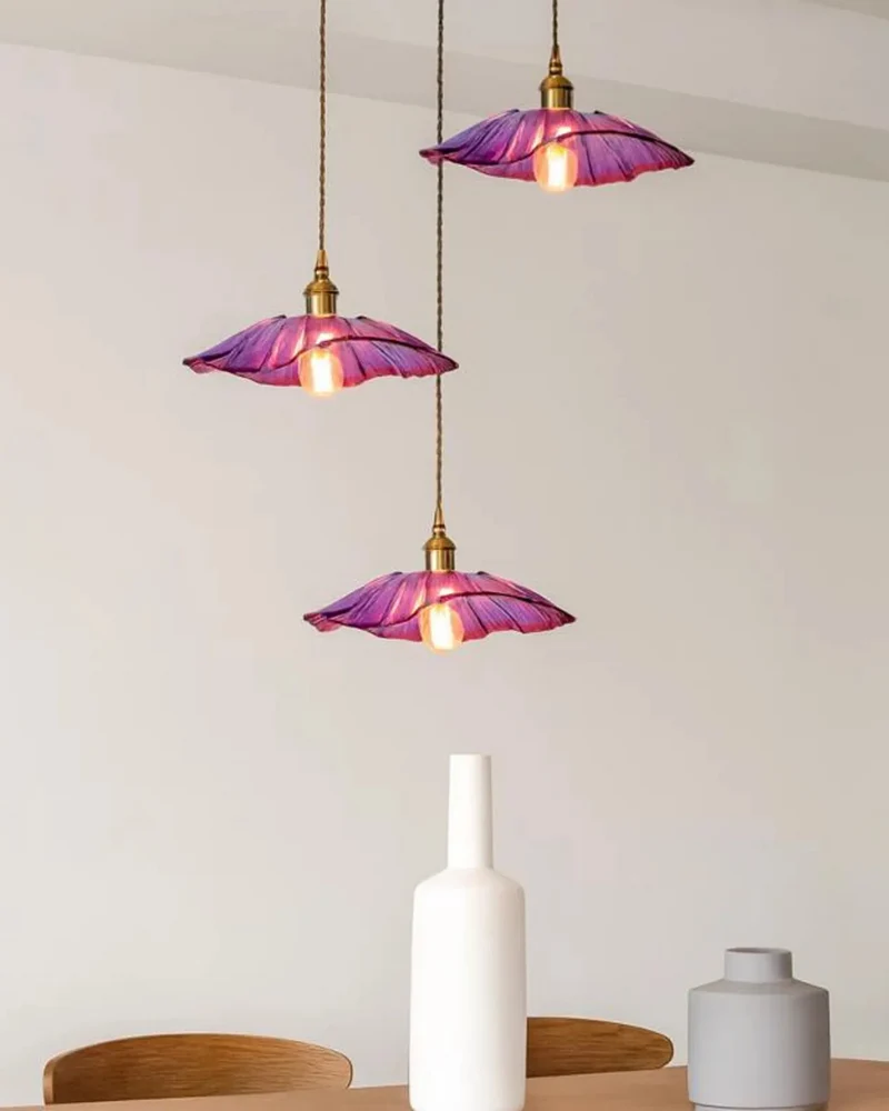Sculpturale glazen hanglamp met messing fitting en warm licht – artistieke design plafondlamp voor eetkamer en woonkamer | Sansoti