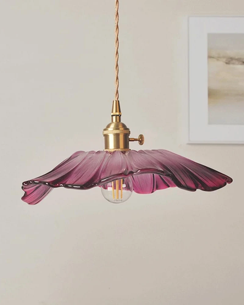 Sculpturale glazen hanglamp met messing fitting en warm licht – artistieke design plafondlamp voor eetkamer en woonkamer | Sansoti