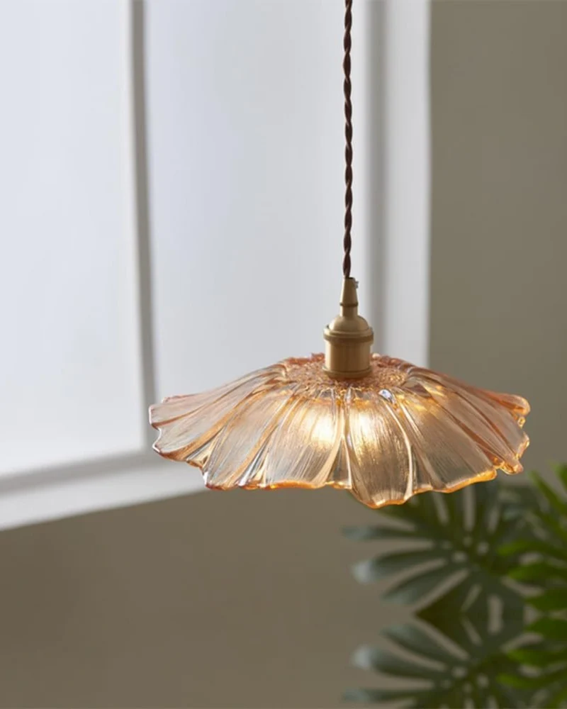 Sculpturale glazen hanglamp met messing fitting en warm licht – artistieke design plafondlamp voor eetkamer en woonkamer | Sansoti