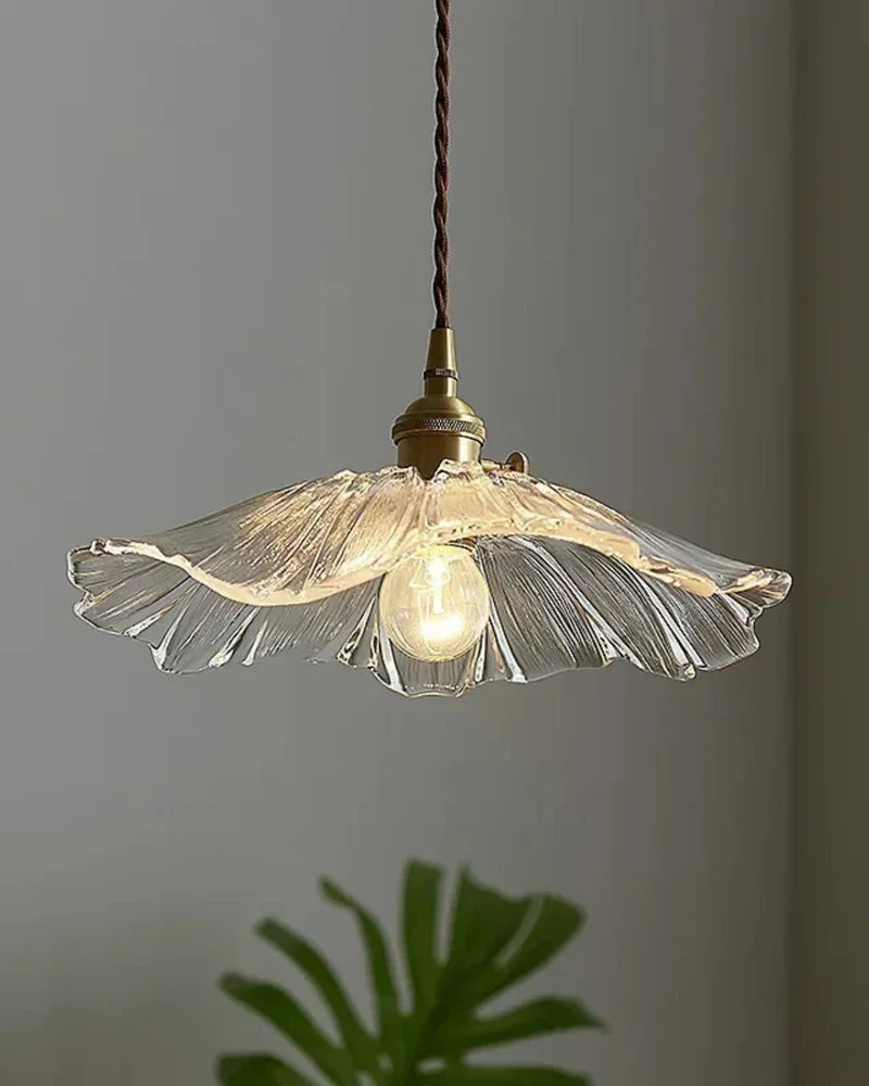 Sculpturale glazen hanglamp met messing fitting en warm licht – artistieke design plafondlamp voor eetkamer en woonkamer | Sansoti