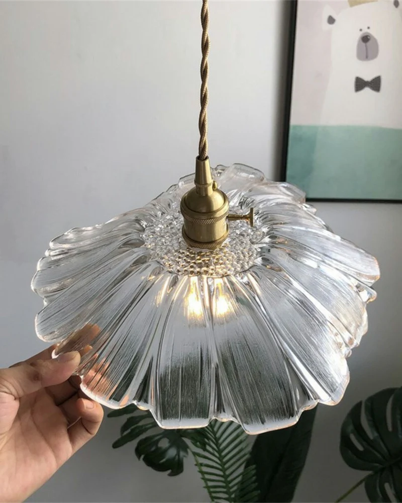 Sculpturale glazen hanglamp met messing fitting en warm licht – artistieke design plafondlamp voor eetkamer en woonkamer | Sansoti