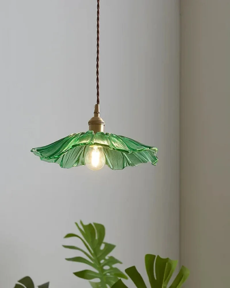 Sculpturale glazen hanglamp met messing fitting en warm licht – artistieke design plafondlamp voor eetkamer en woonkamer | Sansoti