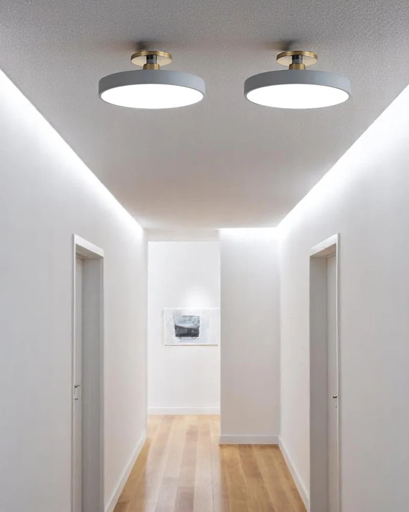 Moderne ronde plafondlamp met goud detail en acryl diffuser – minimalistische semi flush design verlichting voor woonkamer en slaapkamer | Sansoti