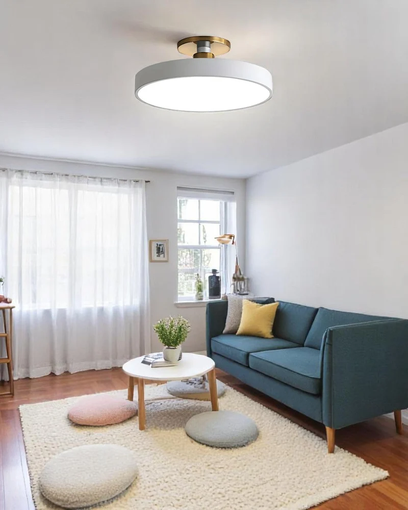 Moderne ronde plafondlamp met goud detail en acryl diffuser – minimalistische semi flush design verlichting voor woonkamer en slaapkamer | Sansoti