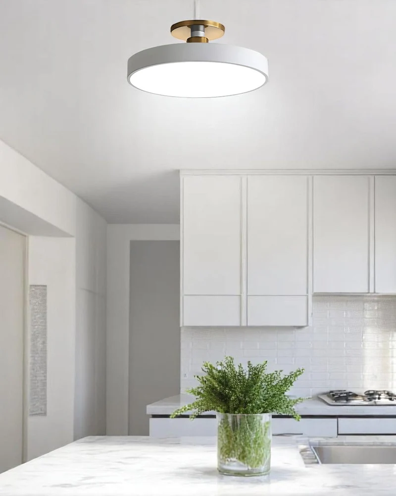 Moderne ronde plafondlamp met goud detail en acryl diffuser – minimalistische semi flush design verlichting voor woonkamer en slaapkamer | Sansoti