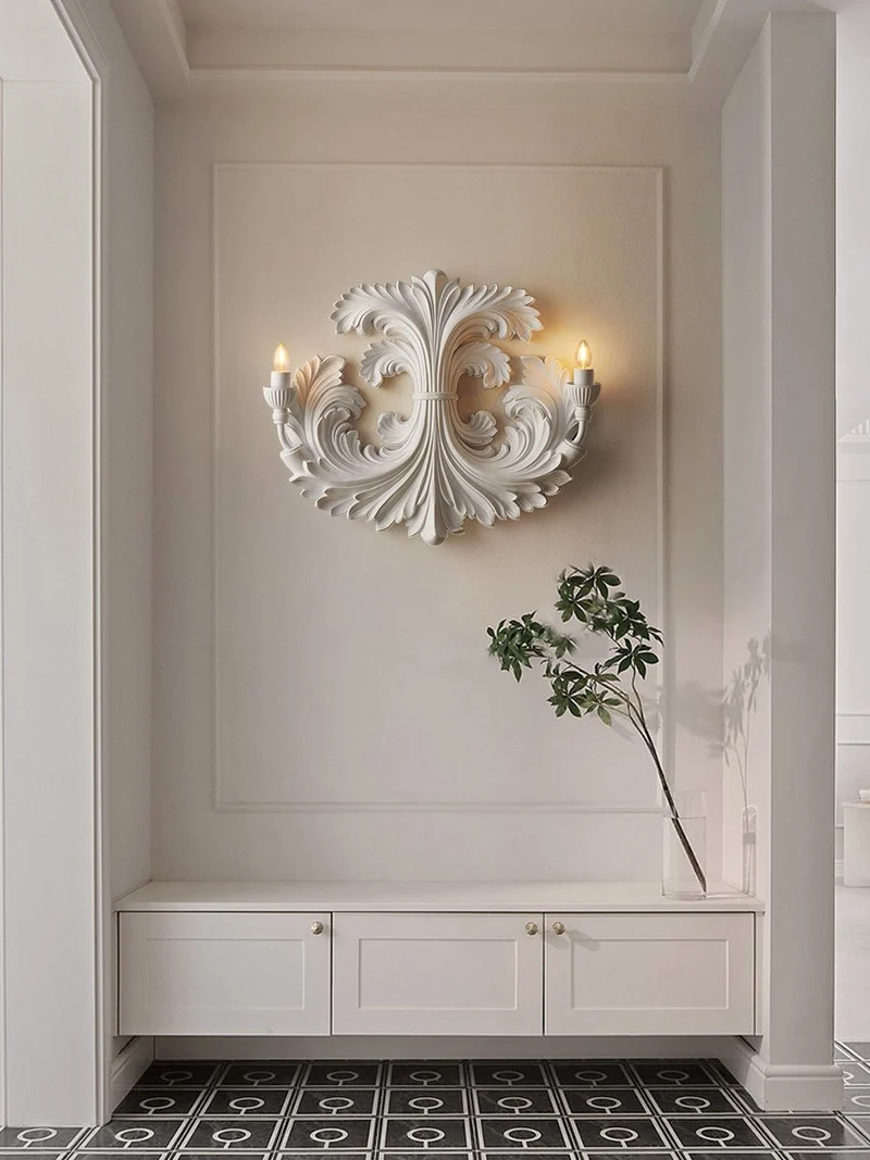 Klassieke Barok Wandlamp Met Florale Gipsdetails En Dubbele Lichtbron Voor Sfeervolle Binnenverlichting | Sansoti