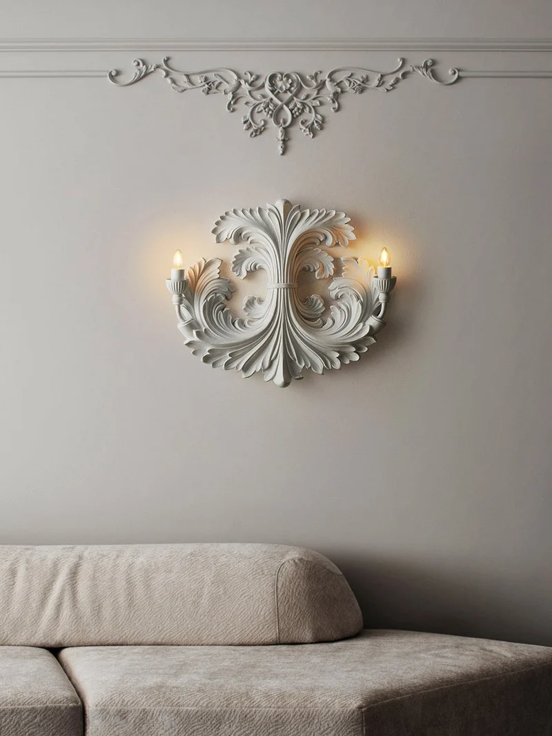 Klassieke Barok Wandlamp Met Florale Gipsdetails En Dubbele Lichtbron Voor Sfeervolle Binnenverlichting | Sansoti