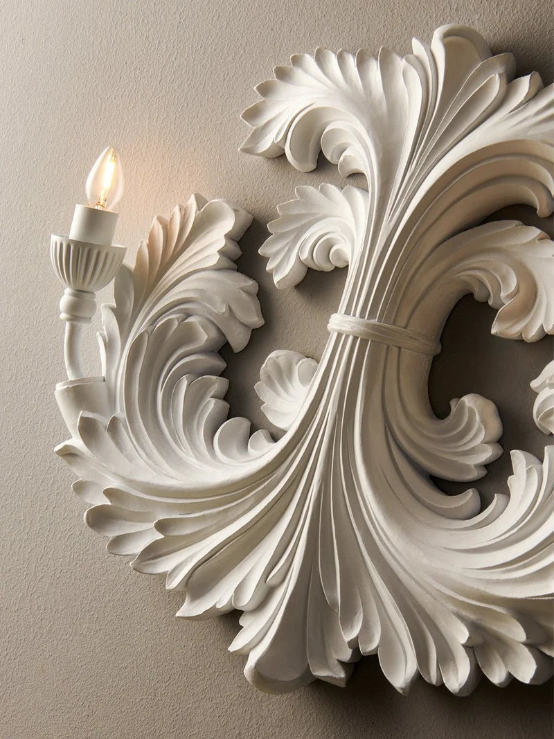 Klassieke Barok Wandlamp Met Florale Gipsdetails En Dubbele Lichtbron Voor Sfeervolle Binnenverlichting | Sansoti
