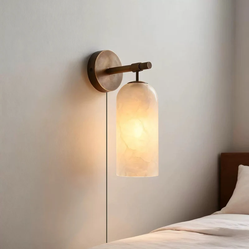 Luxe Alabaster Wandlamp Met Cilindervormige Kap In Brons Of Goud Voor Sfeervolle Binnenverlichting | Sansoti