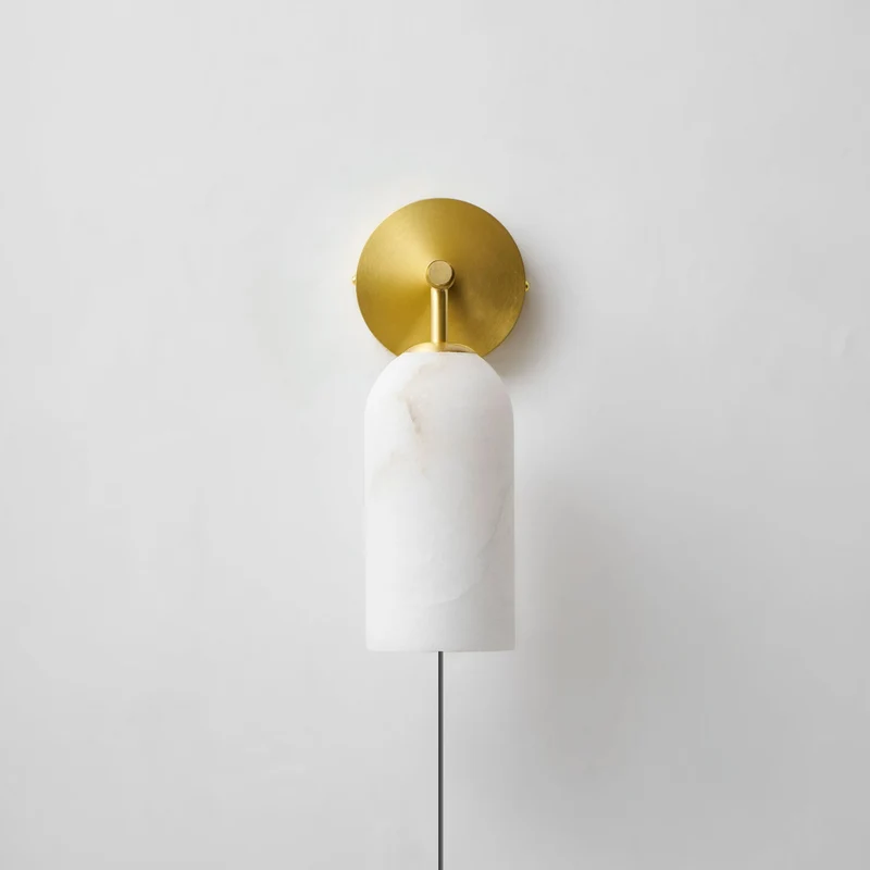 Luxe Alabaster Wandlamp Met Cilindervormige Kap In Brons Of Goud Voor Sfeervolle Binnenverlichting | Sansoti
