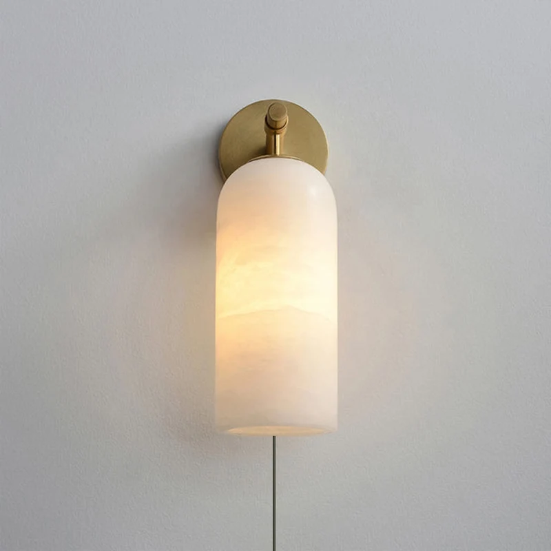 Luxe Alabaster Wandlamp Met Cilindervormige Kap In Brons Of Goud Voor Sfeervolle Binnenverlichting | Sansoti