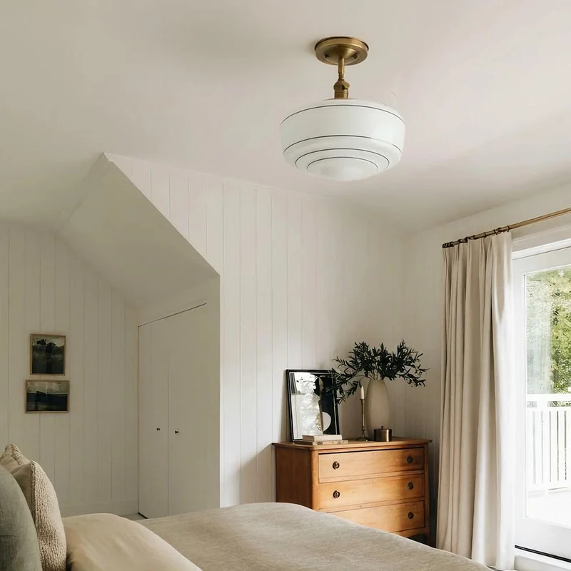 Ronde Plafondlamp met Gestreepte Glazen Kap en Messing Fitting – Scandinavische Flush Mount Verlichting | Sansoti