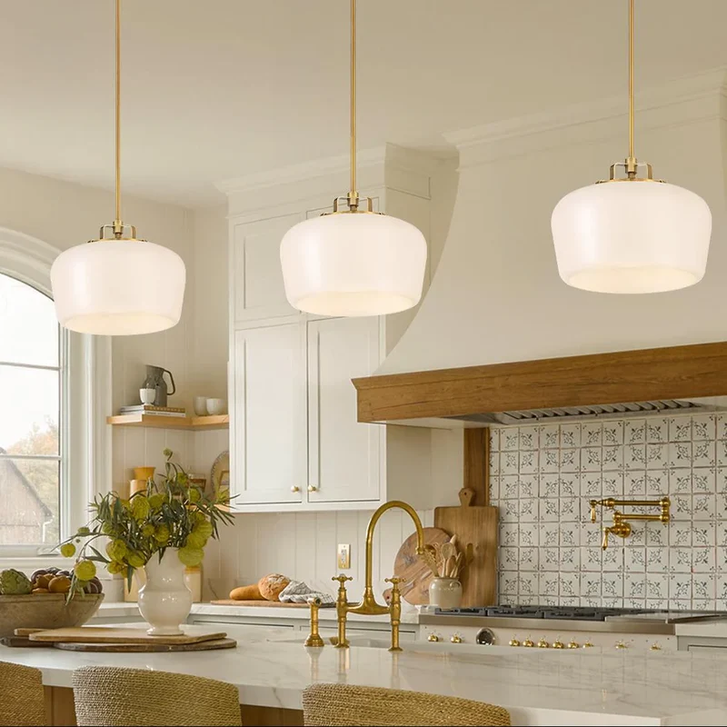 Hanglamp met Opaal Wit Glazen Kap en Antique Brass Fitting – 3-Lichts Hangverlichting voor Keukeneiland Eetkamer Woonkamer Scandinavisch Interieur | Sansoti