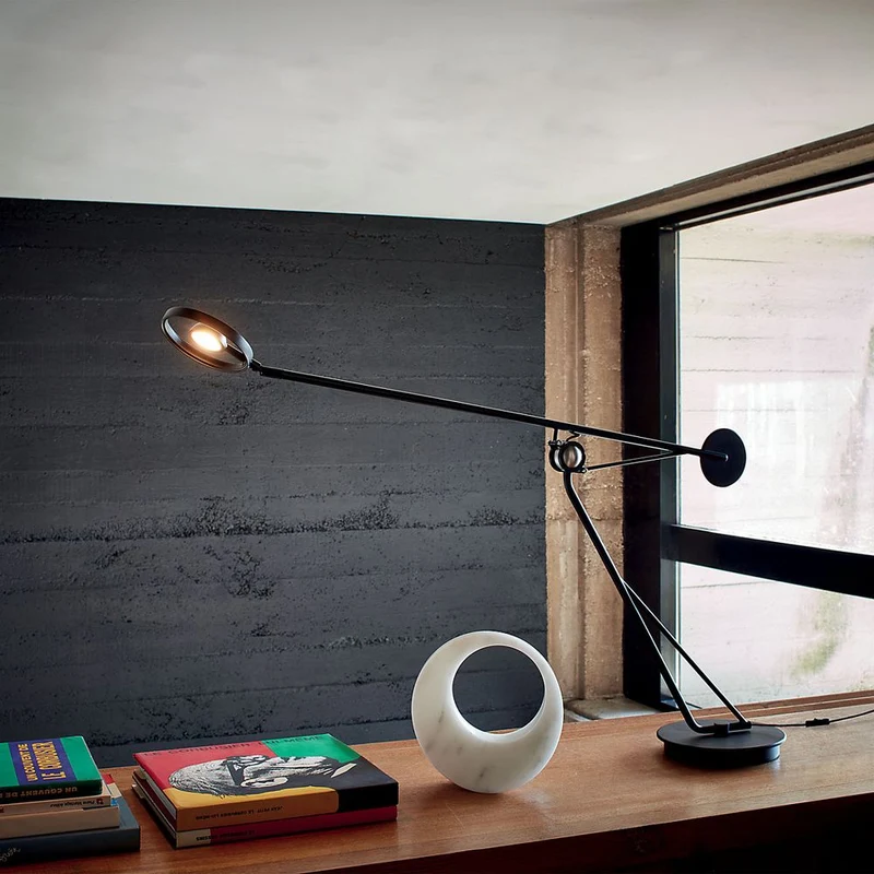 DCWéditions Aaro LED Tischleuchte schwenkbar Schwarz