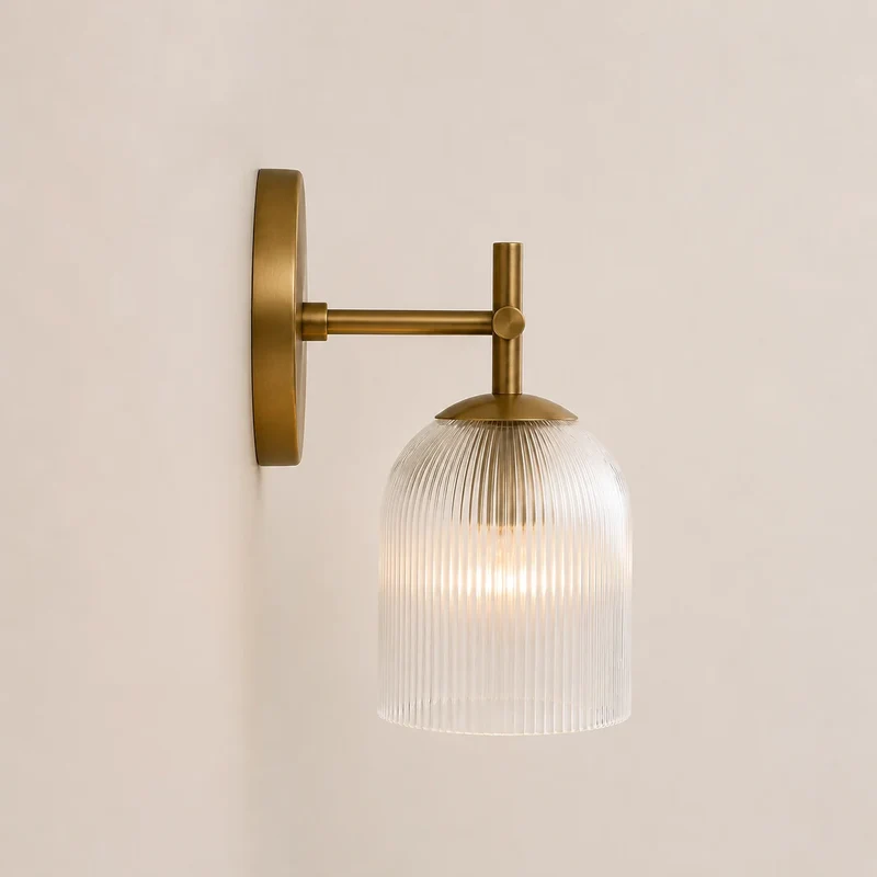 Wandlamp met geribbeld glas en koperen finish voor hal, slaapkamer en badkamer | Sansoti