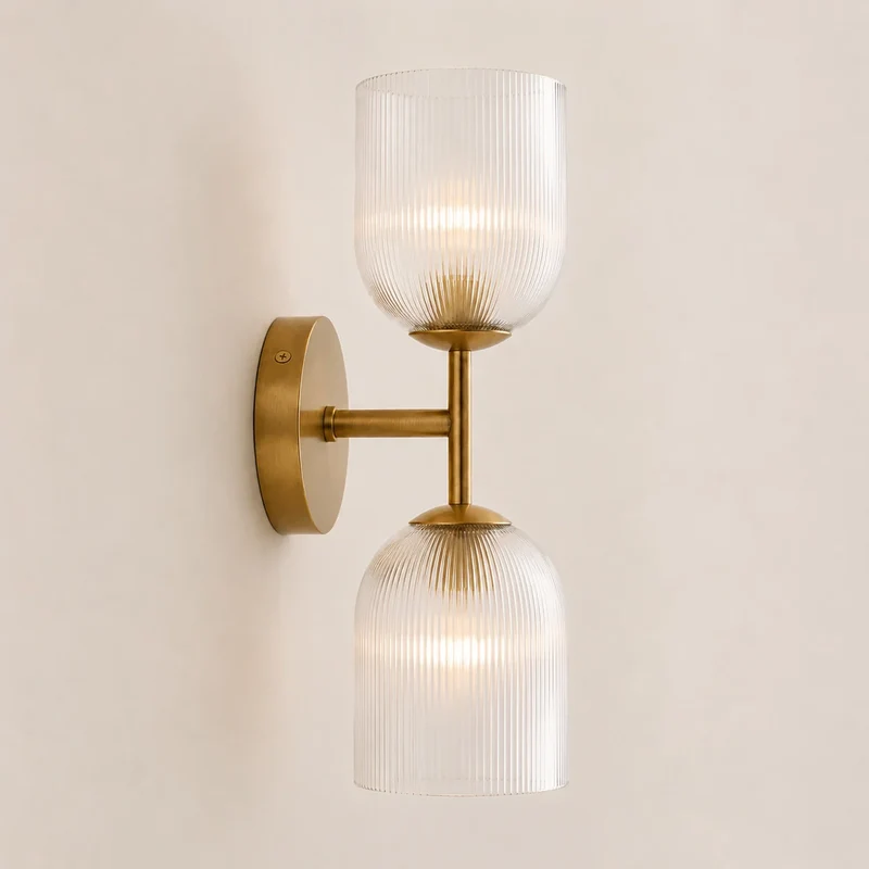 Wandlamp met geribbeld glas en koperen finish voor hal, slaapkamer en badkamer | Sansoti