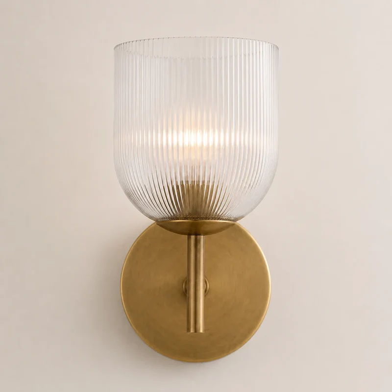 Wandlamp met geribbeld glas en koperen finish voor hal, slaapkamer en badkamer | Sansoti